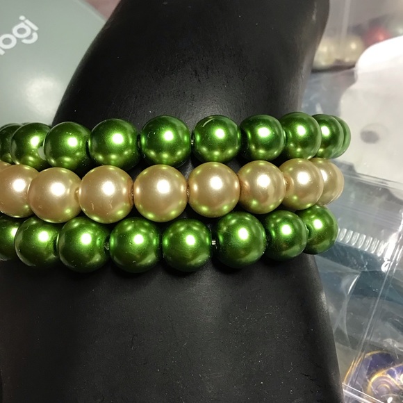 faux pearl bracelet .. 3 strands  stretchy  colors and silver metal  … PBR-1 - Picture 4 of 6